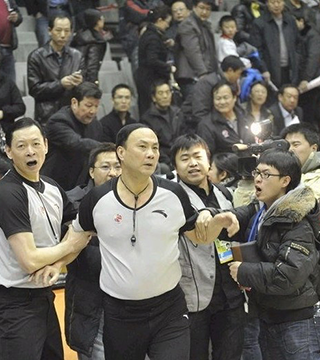 把球引到边 把球引到边